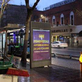 Parada de bus en Madrid convocando a la manifestación feminista antirracista