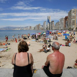 Pareja de jubilados en la playa de Benidorm