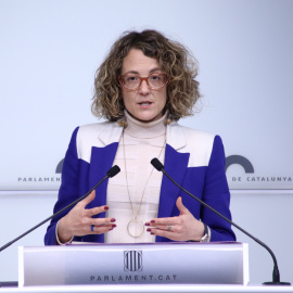 La diputada d'ERC Tània Verge durant una roda de premsa al Parlament