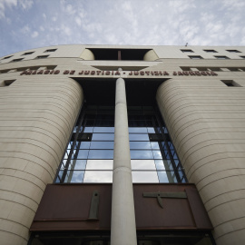 Entrada del Palacio de la Justicia de Pamplona.