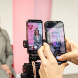 La portavoz del Gobierno y secretaria general del PSOE de Aragón, Pilar Alegría, realiza un directo en Instagram.