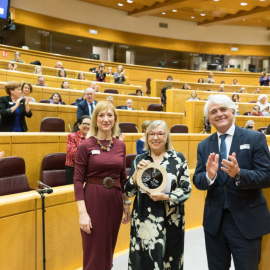 De izq. A dcha: Marga Cerro, vicesecretaria general de la Abogacía y presidenta de su comisión de Igualdad; la premiada Altamira Gonzalo; y el presidente de la Abogacía, Salvador González.