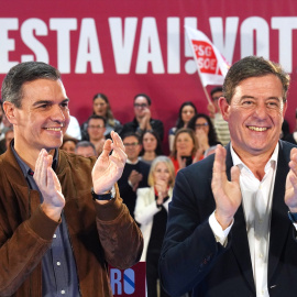 Pedro Sánchez y José Ramón Gómez Besteiro, en el cierre de campaña en Santiago de las autonómicas gallegas de 2024.Álvaro Ballesteros / Europa Press16 FEBRERO 2024;MITIN;CAMPAÑA;ELECTORAL;18F;PSDEG;ELECCIONES;GALICIA;GALLEGAS;COMICIOS;GALLEGOS;CANDIDATO;ÚLTIMO MITIN;FIN DE CAMPAÑA;16/2/2024