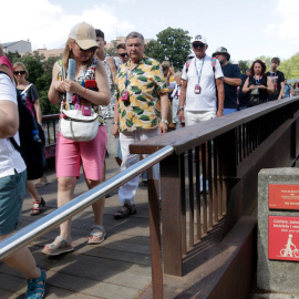 Turistes a un pont del centre de Girona.