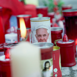 Algunas velas colocadas en las inmediaciones del Hospital Gemelli, donde está el papa ingresado, en Roma (Italia).