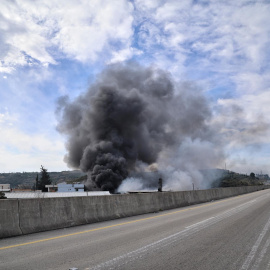 El humo se eleva tras una operación militar siria en Latakia.