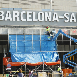 Imagen de archivo de un trabajador en la estación de Sants en Barcelona, Catalunya (España).