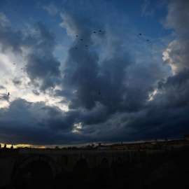 Imagen de cielos nubosos al caer la tarde ante la llegada de la borrasca Jana, el viernes 7 de marzo en Córdoba.
