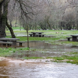 Bancos cubiertos de agua en el área recreativa de la Chopera en Madrid el 7 de marzo de 2025.