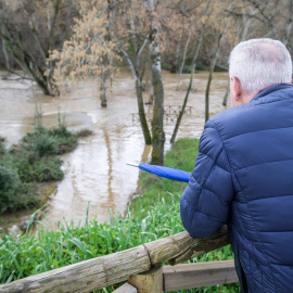(Un hombre observa el río Henares a su paso por Guadalajara, a 7 de marzo de 2025, en Guadalajara, Castilla-La Mancha (España).