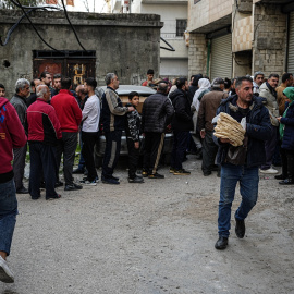Civiles sirios hacen cola frente a una panadería tras la violencia vivida en días anteriores en la ciudad costera de Jableh (Latakia), a 9 de marzo de 2025.