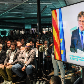 Imagen de archivo de Carles Puigdemont durante una intervención por videoconferencia en el Congreso de Junts en Calella, a 27 de octubre de 2024.