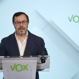 El portavoz de Vox, José Antonio Fúster, durante una rueda de prensa en la sede de Vox.