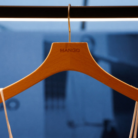 El logo de Mango en una percha, en su sede en Palau-Solita i Plegamans (Barcelona).