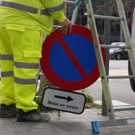 Operari de l'Ajuntament instal·lant un dels senyals