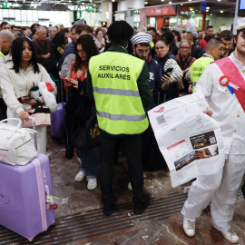 Pasajeros en la estación de Sants de Barcelona, después de que la línea del alta velocidad haya quedado quedara completamente cortada unas dos horas este pasado sábado.