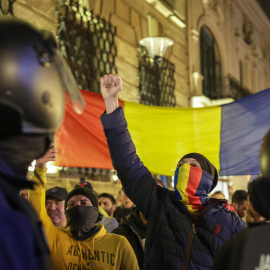 Simpatizantes de Calin Georgescu gritan consignas durante una protesta frente a la Oficina Central Electoral en Bucarest, Rumanía, 09 de marzo de 2025.