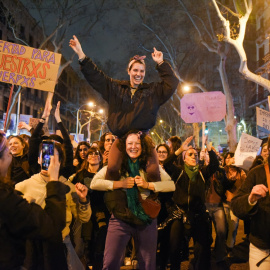 Un grupo de personas durante la manifestación de la Assemblea 8, en Barcelona.
