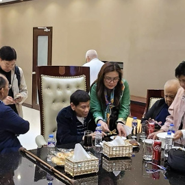 El expresidente de Filipinas, Rodrigo Duterte (centro), dentro de la base aérea Villamor en Pasay, Metro Manila, después de llegar de Hong Kong, a 11 de marzo de 2025.