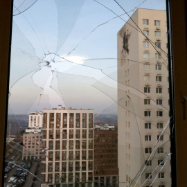 Imagen de un edificio de apartamentos en un complejo residencial de Moscú tras un ataque con drones, a 11 de marzo de 2025.