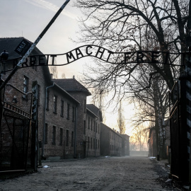 Imagen de archivo de la puerta principal con el famoso cartel 'Arbait Macht Frai' (El trabajo te hace libre) del Museo del campo de concentración y exterminio nazi alemán de Auschwitz-Birkenau.