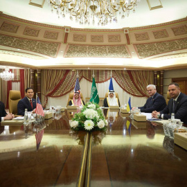Imagen de la reunión entre las delegaciones de Ucrania (derecha) y Estados Unidos (izquierda), en Yeda, Arabia Saudí, a 11 de marzo de 2025.