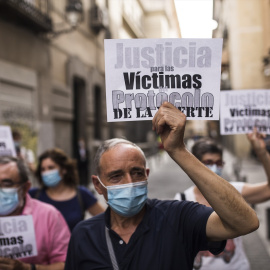Varias personas participan en una manifestación convocada contra la gestión de la presidenta en funciones de la Comunidad de Madrid en los geriátricos durante la pandemia, a 15 de junio de 2021, frente a la Consejería de Sanidad, Madrid, (España). Imagen de archivo.