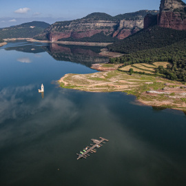Vista panoràmica de l'embassament de Sau i de l'embarcador de la zona recreativa, que al gener no tenien aigua