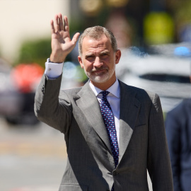 (Foto de ARCHIVO)El Rey Felipe VI, saluda a su llegada al homenaje a Miguel Ángel Blanco, a 10 de julio de 2022, en Ermua, Vizcaya, Euskadi (España). El Ayuntamiento de ERMUA ha sido el encargado de organizar un acto por el 25 aniversario del asesinato de Miguel Ángel Blanco. La cita es presidida por los Reyes y cuenta con una amplia representación institucional y de partidos políticos, con la presencia estimada de alrededor de 400 invitados. Miguel Ángel Blanco fue un concejal del PP, que fue asesinado el 13 de julio de 1997 por el grupo terrorista ETA.Ion Alcoba / Europa Press10 JULIO 2022;ETA;MIGUEL ANGEL;BLANCO;ERMUA;25 ANIVERSARIO;ASESINATO10/7/2022