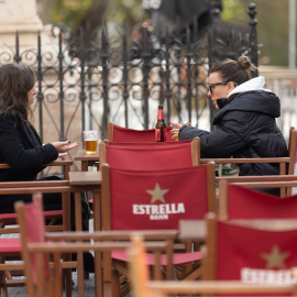 Varias personas en la terraza de una bar, a 4 de diciembre de 2023, en Madrid.