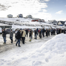 Una hilera de personas esperando para votar este martes en un colegio electoral de Nuuk, en Groenlandia.