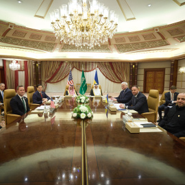 Las delegaciones de EEUU y Ucrania, reunidas en Arabia Saudí, a 11 ed marzo de 2025.