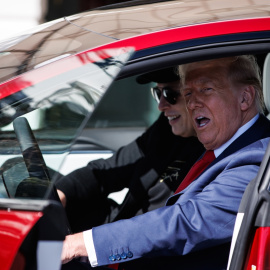 Donald Trump se sube a un Tesla en la Casa Blanca acompañado por Elon Musk.