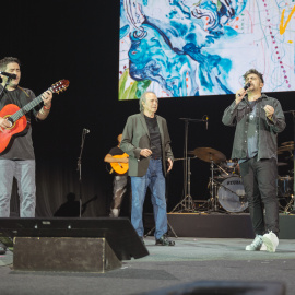 Estopa i Serrat en el concert 'Barcelona amb València' al Palau Sant Jordi.