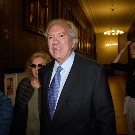 El exministro del Interior, José Barrionuevo, a su llegada a la presentación de su nueva obra 'La rosa y las espinas', en el Ateneo de Madrid.