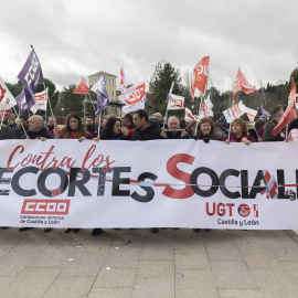 Miembros de los sindicatos UGT y CCOO rodean las Cortes de Castilla y León como protesta contra los recortes sociales y los presupuestos de la Junta para 2023, a 23 de diciembre de 2022.