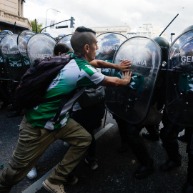 Una persona se enfrenta con miembros de la Gendarmería Nacional este miércoles, durante una manifestación en el Congreso de la Nación en Buenos Aires (Argentina).