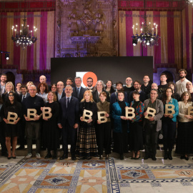 Fotografia de família amb els premiats dels guardons culturals dels Premis Ciutat de Barcelona 2024.