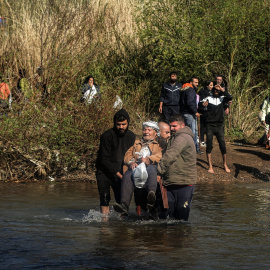 Refugiados alauitas huyem de Siria en dirección a Líbano.