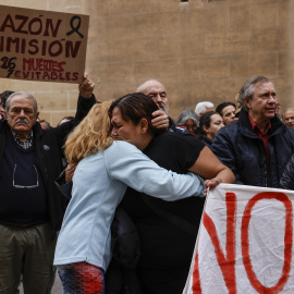 (Foto de ARCHIVO)Protestas frente a las Cortes Valencianas, durante una sesión de control en Les Corts Valencianes, a 20 de febrero de 2025, en Valencia, Comunidad Valenciana (España). La sesión de control está centrada de nuevo en la DANA del 29 de octubre, justo antes de la votación de la iniciativa de Compromís que exige que dimita por su gestión de la catástrofe y que decaerá por los votos en contra de PP y VOX.Rober Solsona / Europa Press20/2/2025