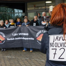 MADRID, 06/03/2025.- Miembros de la Asociación 7291 Verdad y Justicia se concentran frente a la Asamblea de Madrid este jueves para tratar de entregar a la presidenta de la comunidad de Madrid, Isabel Díaz Ayuso, las cartas que le han dirigido los familiares de las víctimas en las residencias en la primera ola de la pandemia. EFE/Chema Moya
