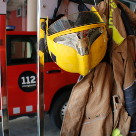 Material de bombers i un vehicle de fons