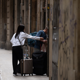 Imagen de archivo de dos turistas con maletas en el centro de Barcelona, a 17 de septiembre de 2024.