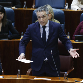 El consejero de Medio Ambiente del gobierno madrileño, Carlos Novillo Piris, interviene en la sesión de control celebrada en el pleno de la Asamblea de Madrid este jueves. El quinto aniversario del inicio de la pandemia del coronavirus y las cifras de los muertos en las residencias de mayores son el tema central de este pleno.