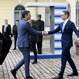 El presidente finlandés, Alexander Stubb, recibe al presidente del Gobierno español, Pedro Sánchez, antes de su reunión en el Palacio Presidencial.
