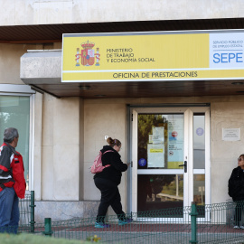 Una mujer pasa a una oficina del SEPE, a 3 de diciembre de 2024, en Madrid.