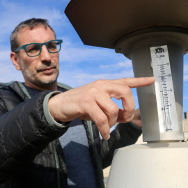 David Navarro, analista de la XAC, manipula un aparell per mesurar el pol·len en l'aire al campus de la UAB a Bellaterra