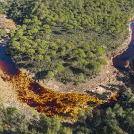 El Río Tinto, en Huelva. Su intenso tono rojizo se debe a la oxidación de minerales de hierro en sus aguas.