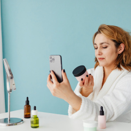 Influencer haciendo rutina de skincare