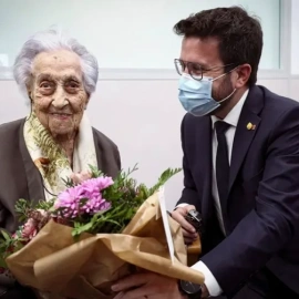 María Branyas recibió en la residencia de Olot (Girona), donde vivía, al entonces presidente de la Generalitat de Catalunya, Pere Aragonés, en abril de 2023, cuando tenía 116 años.